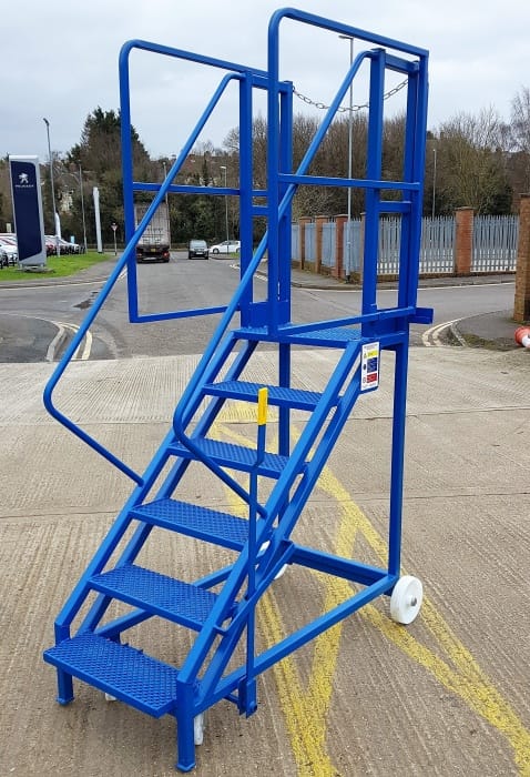 lorry-trailer-access-step-with-folded-gate-wings Hercules Steps with Batwings